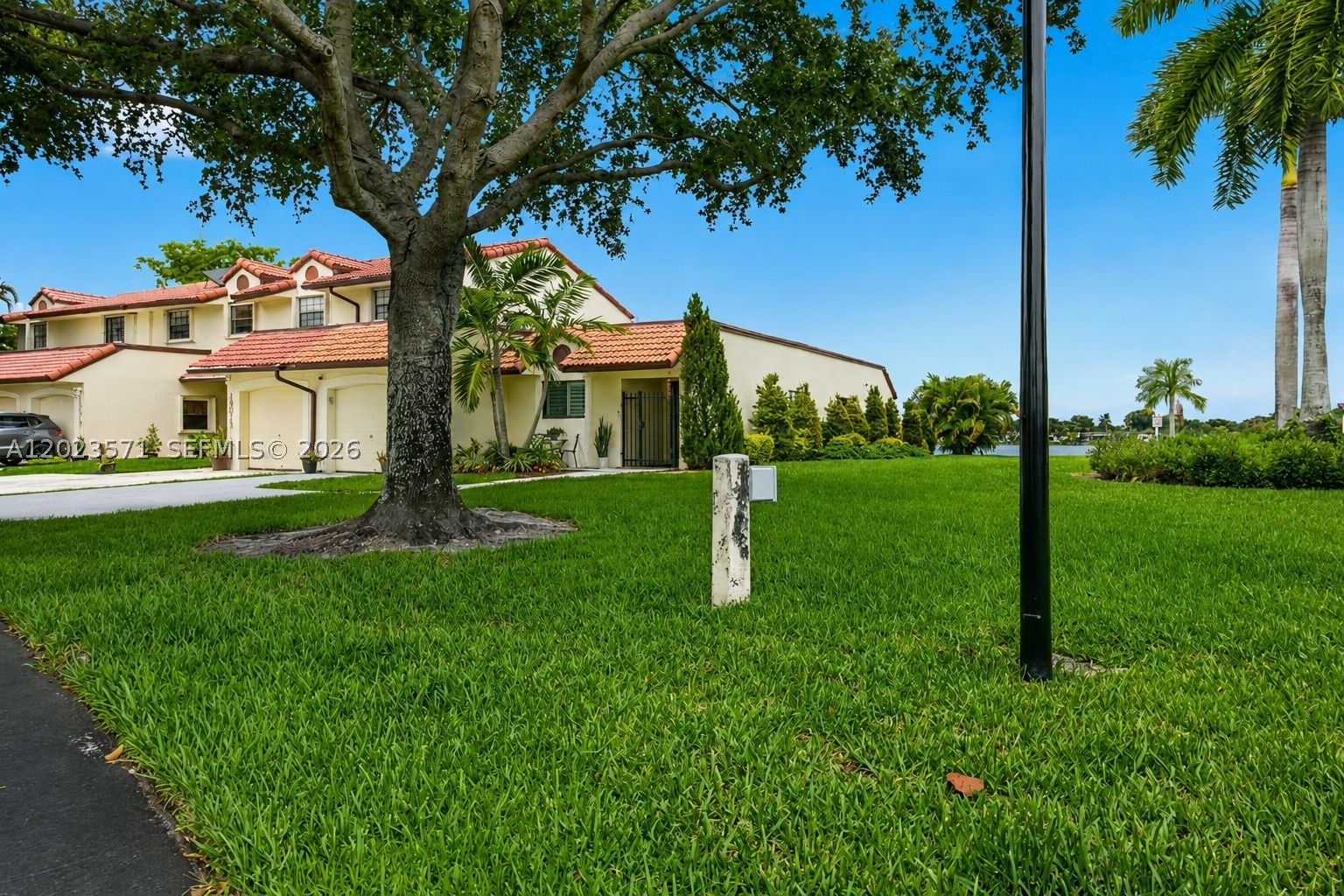 TOWNHOMES OF COUNTRY LAKE - Residential
