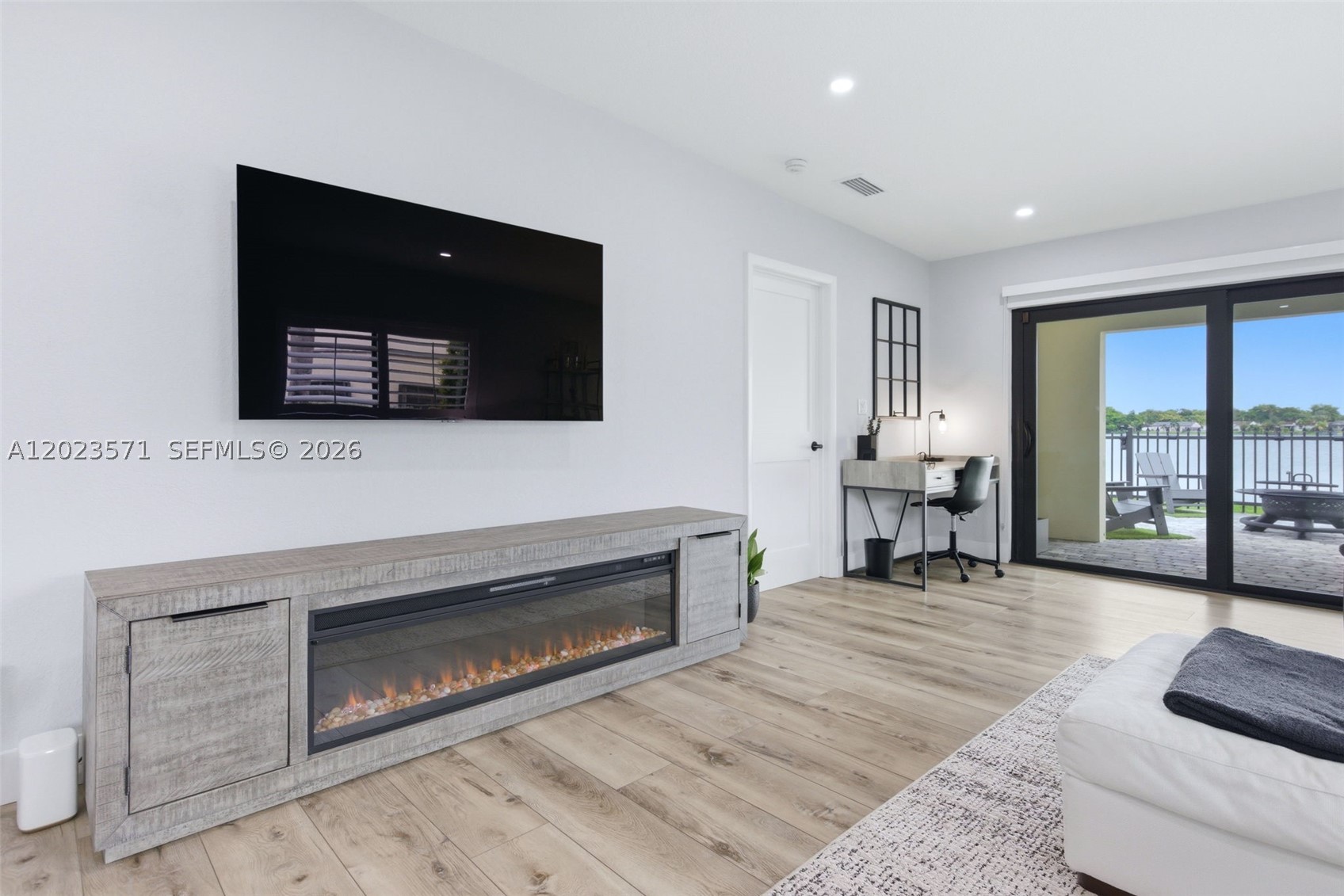 TOWNHOMES OF COUNTRY LAKE - Residential