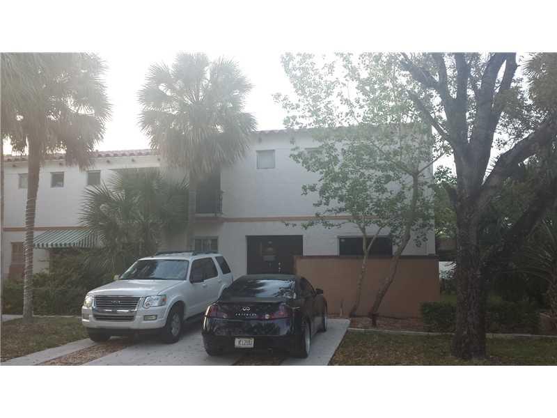 Very Large 2 story Townhome.  Two large Master bedrooms upstairs,large closets , updated bathrooms and kitchen. Downstairs consist of living/dining plus family room and 1/2 bath.Available to move in May 01, 2014.  24hour notice.  Call listing agent.