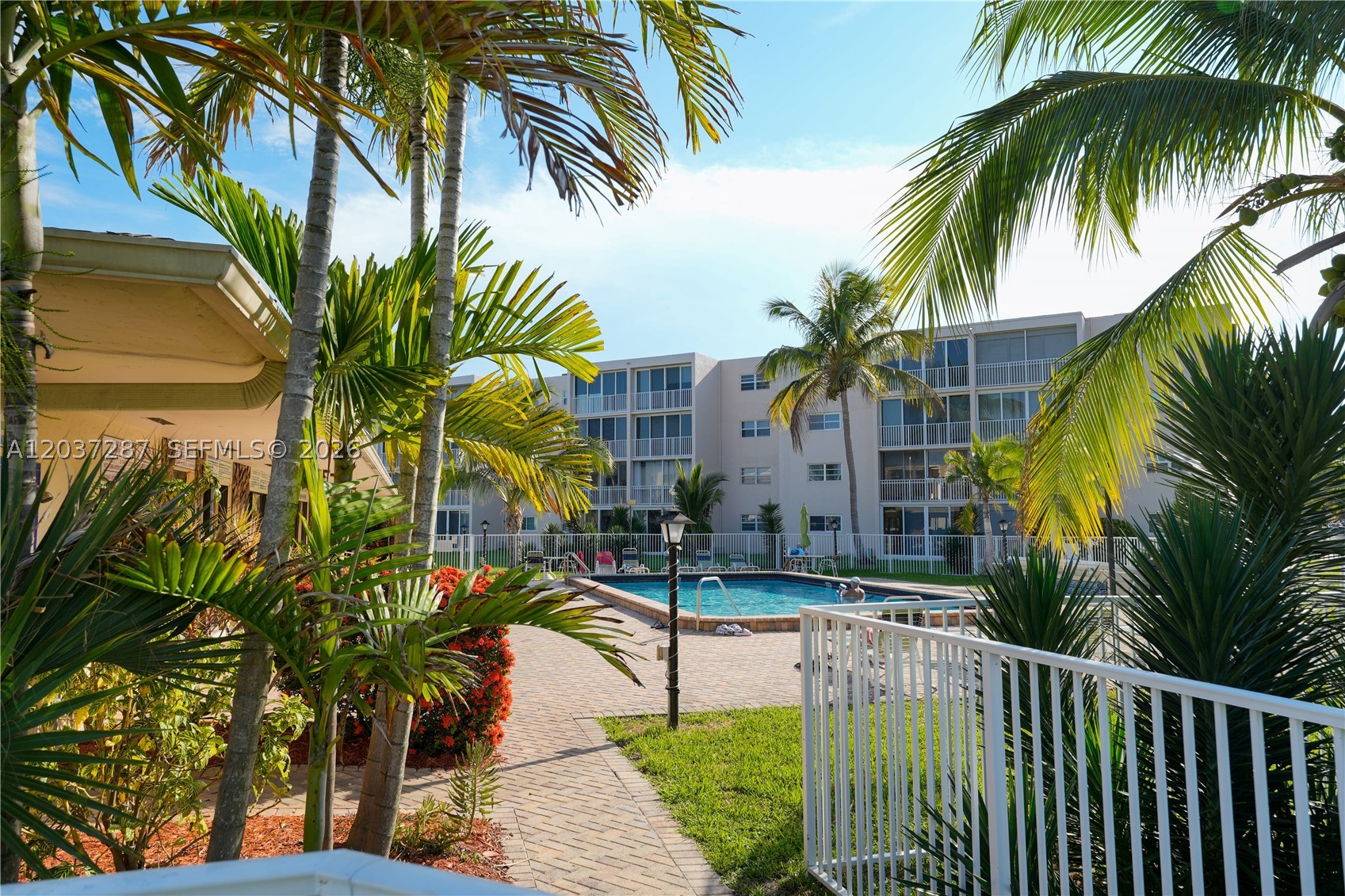 MEADOWBROOK LAKES CONDO - Residential