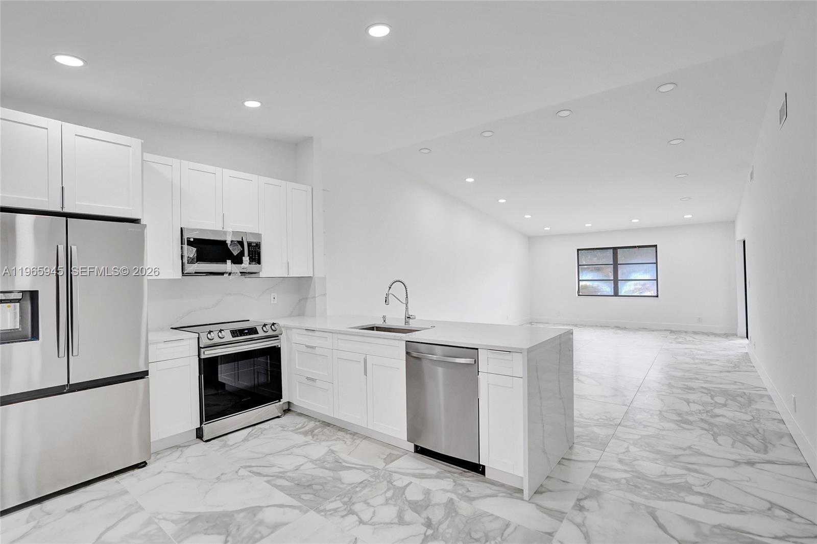 HUNTINGTON POINTE - Residential