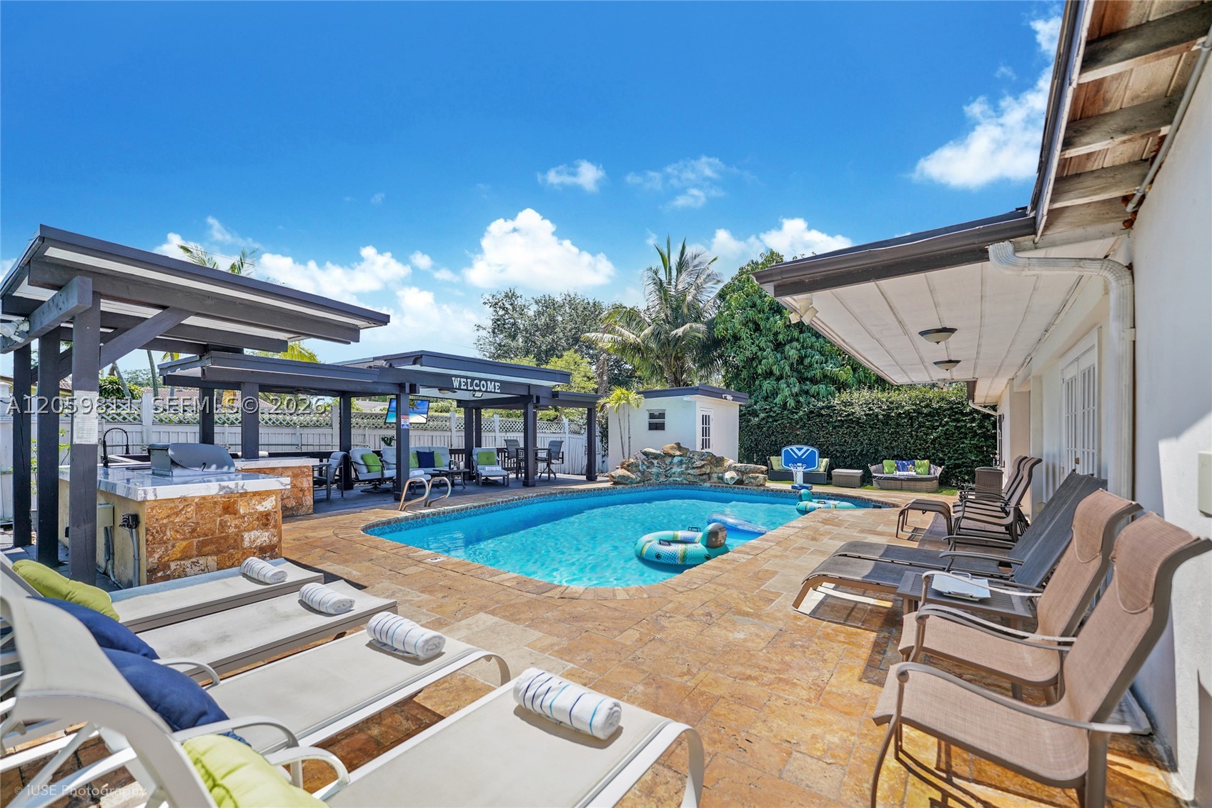 HOLLYWOOD HILLS - Residential