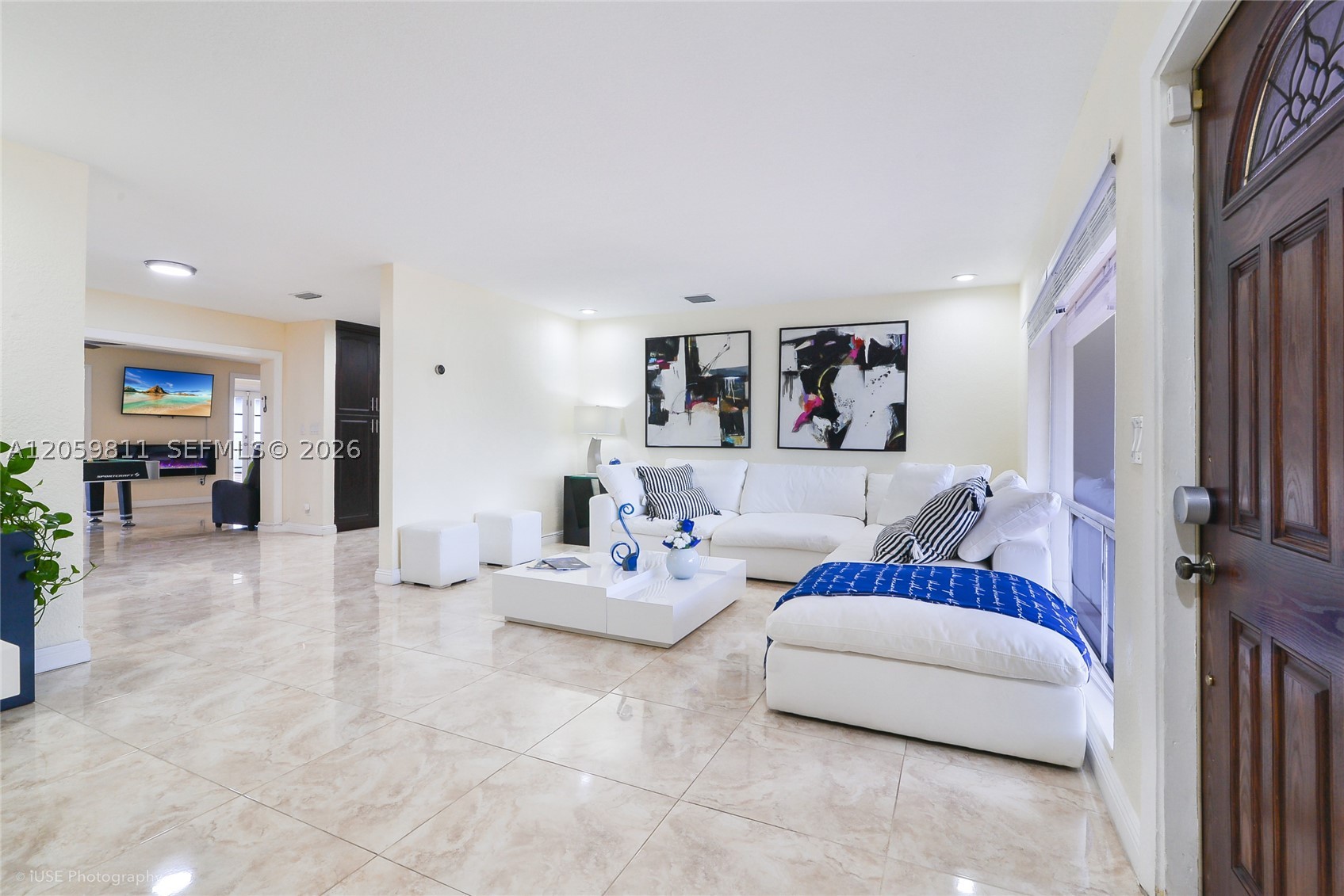 HOLLYWOOD HILLS - Residential