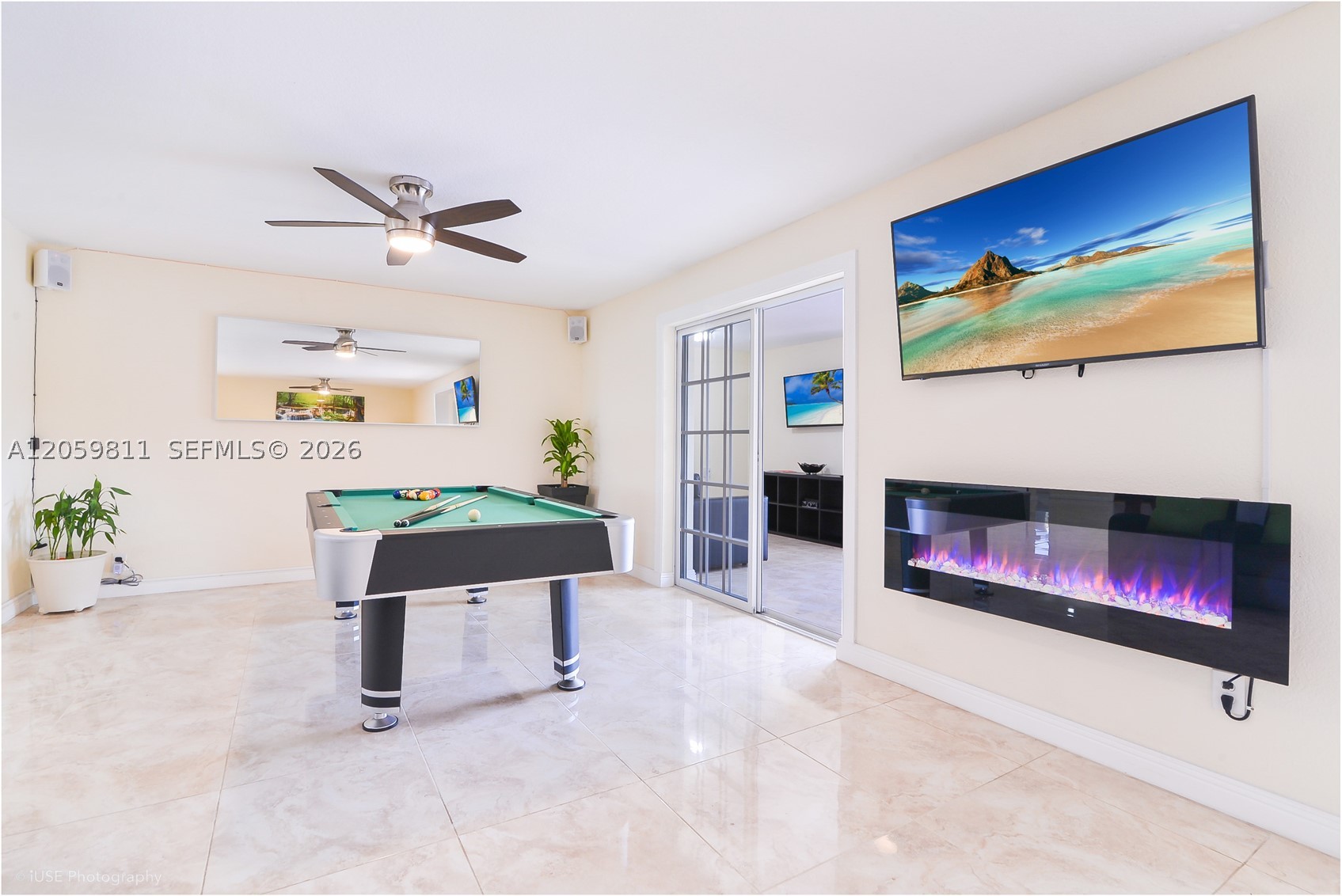 HOLLYWOOD HILLS - Residential