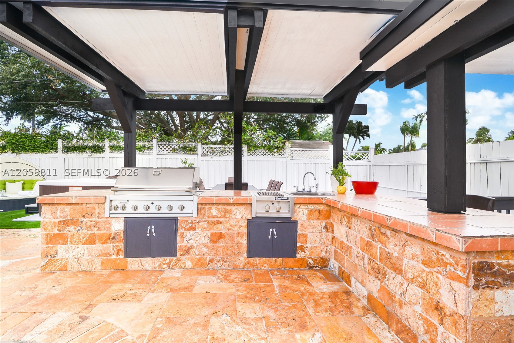 HOLLYWOOD HILLS - Residential