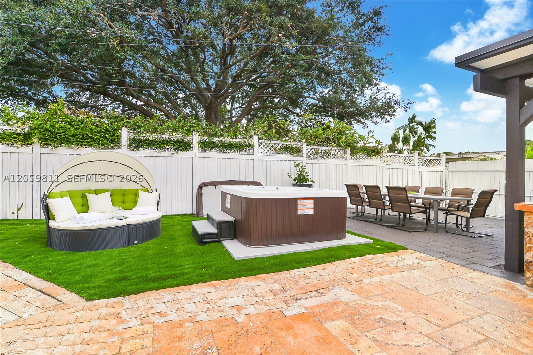 HOLLYWOOD HILLS - Residential