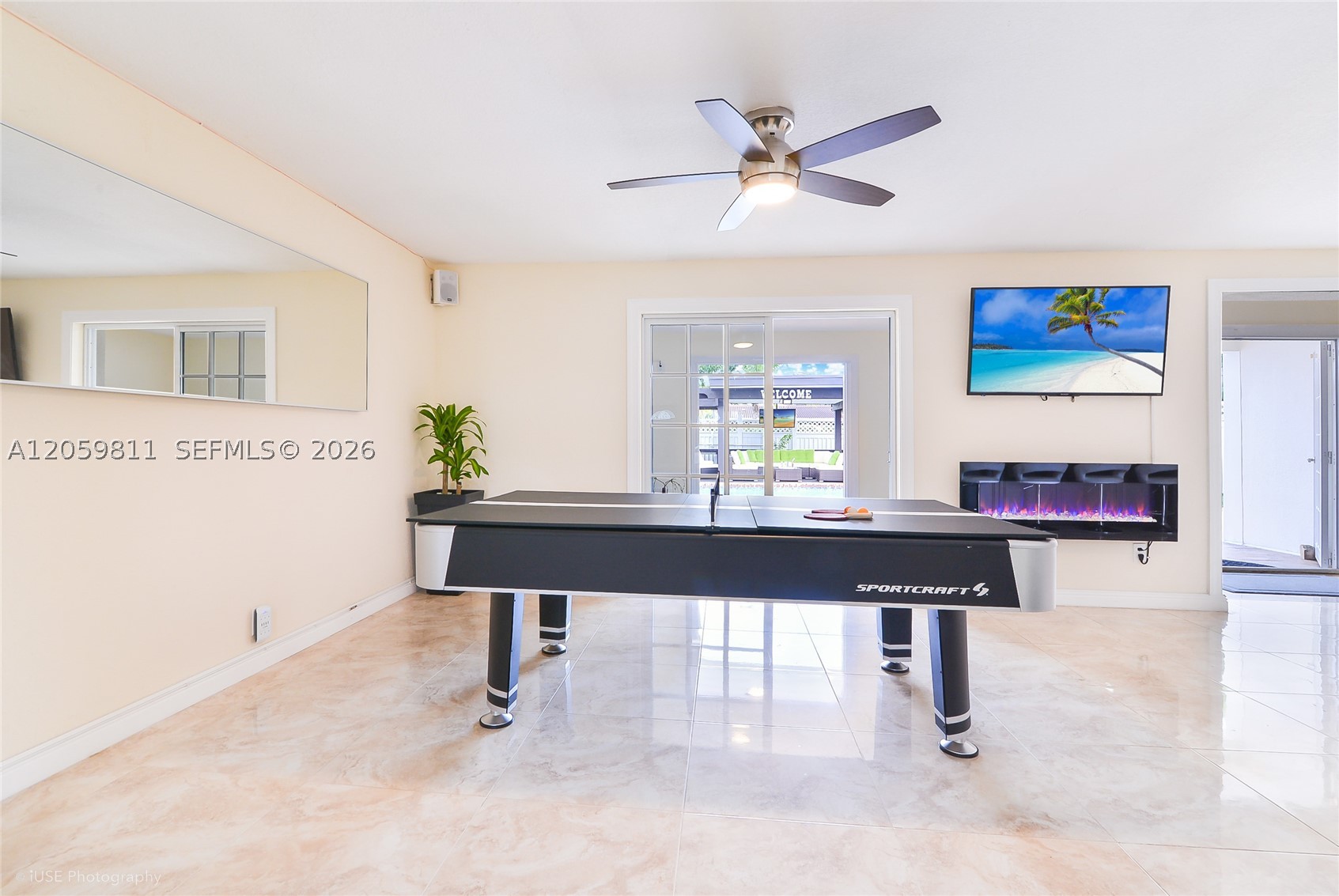 HOLLYWOOD HILLS - Residential