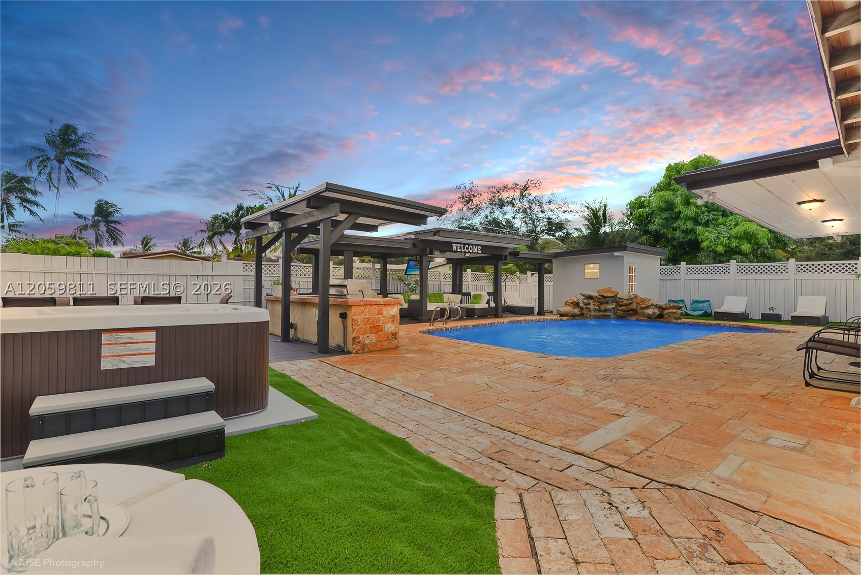 HOLLYWOOD HILLS - Residential