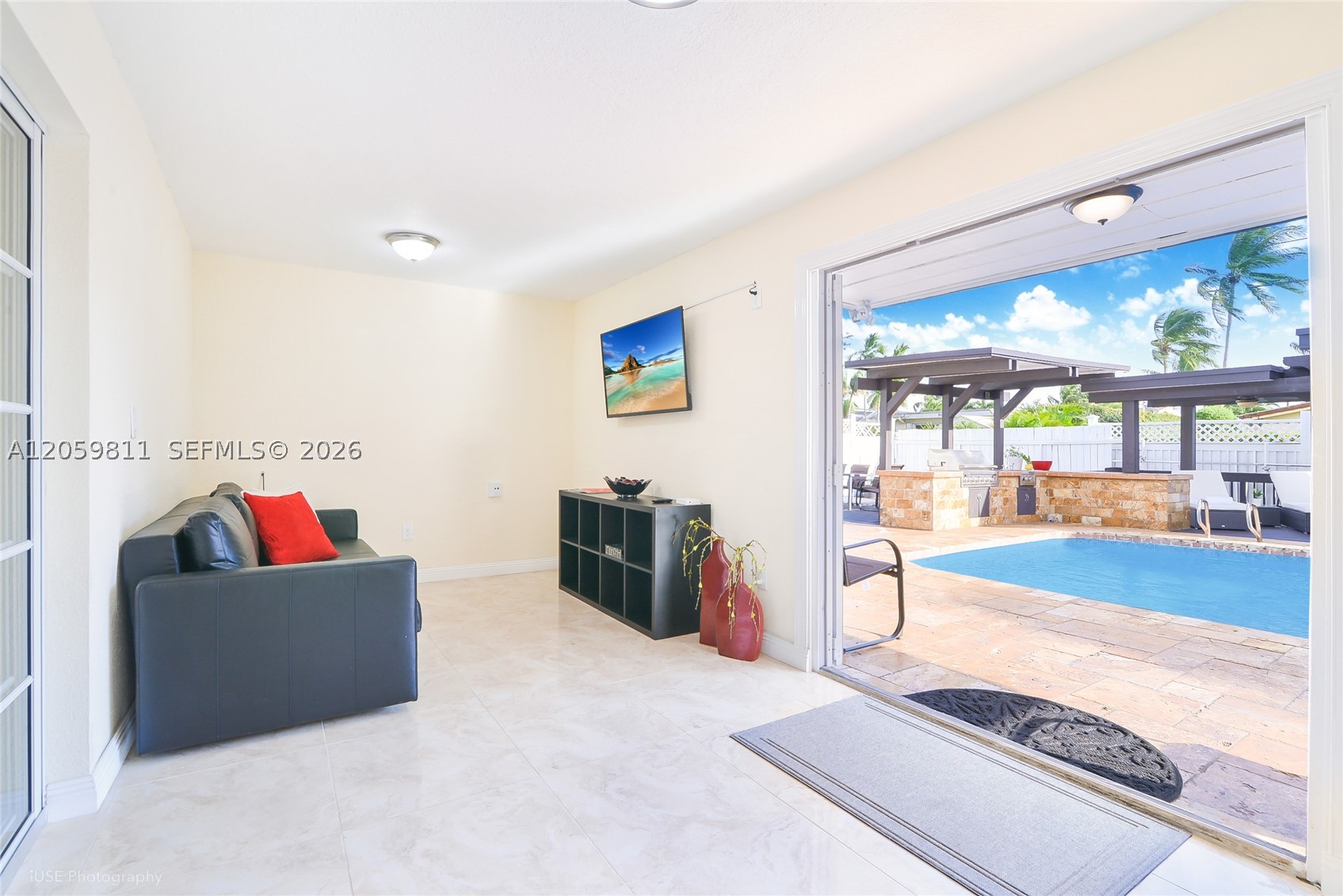 HOLLYWOOD HILLS - Residential