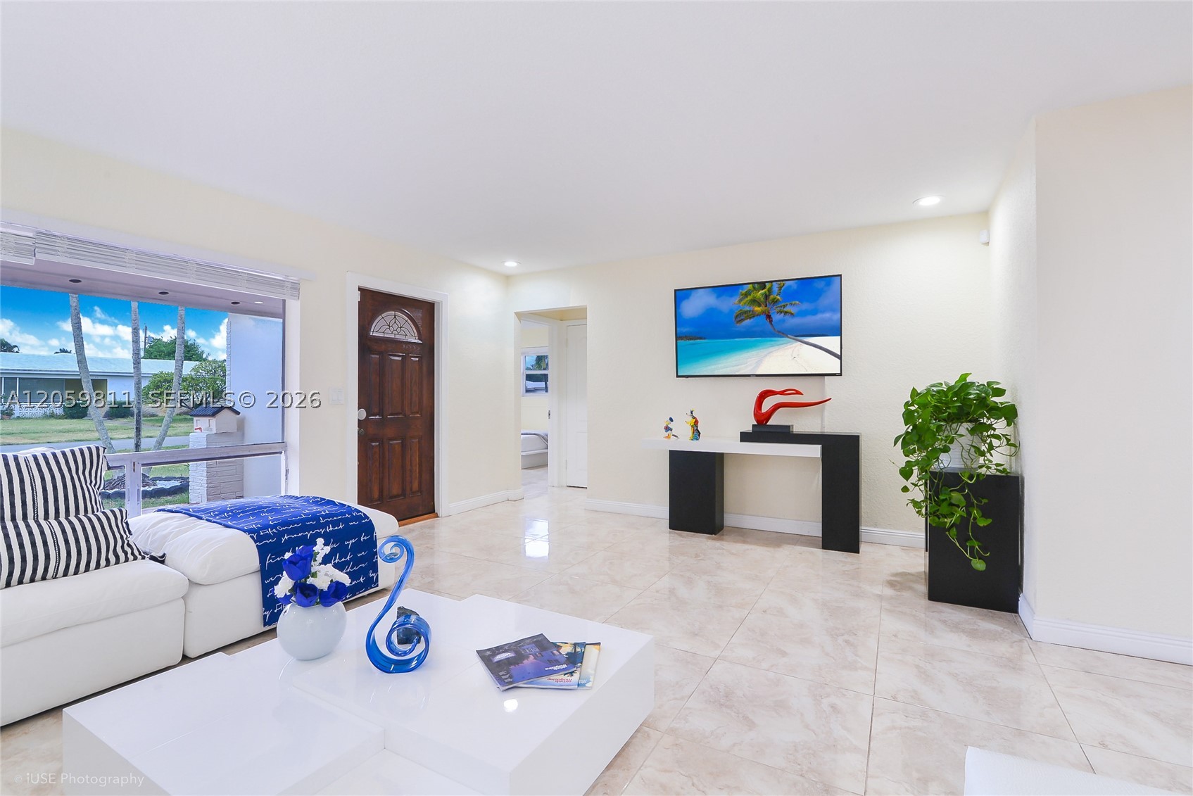 HOLLYWOOD HILLS - Residential