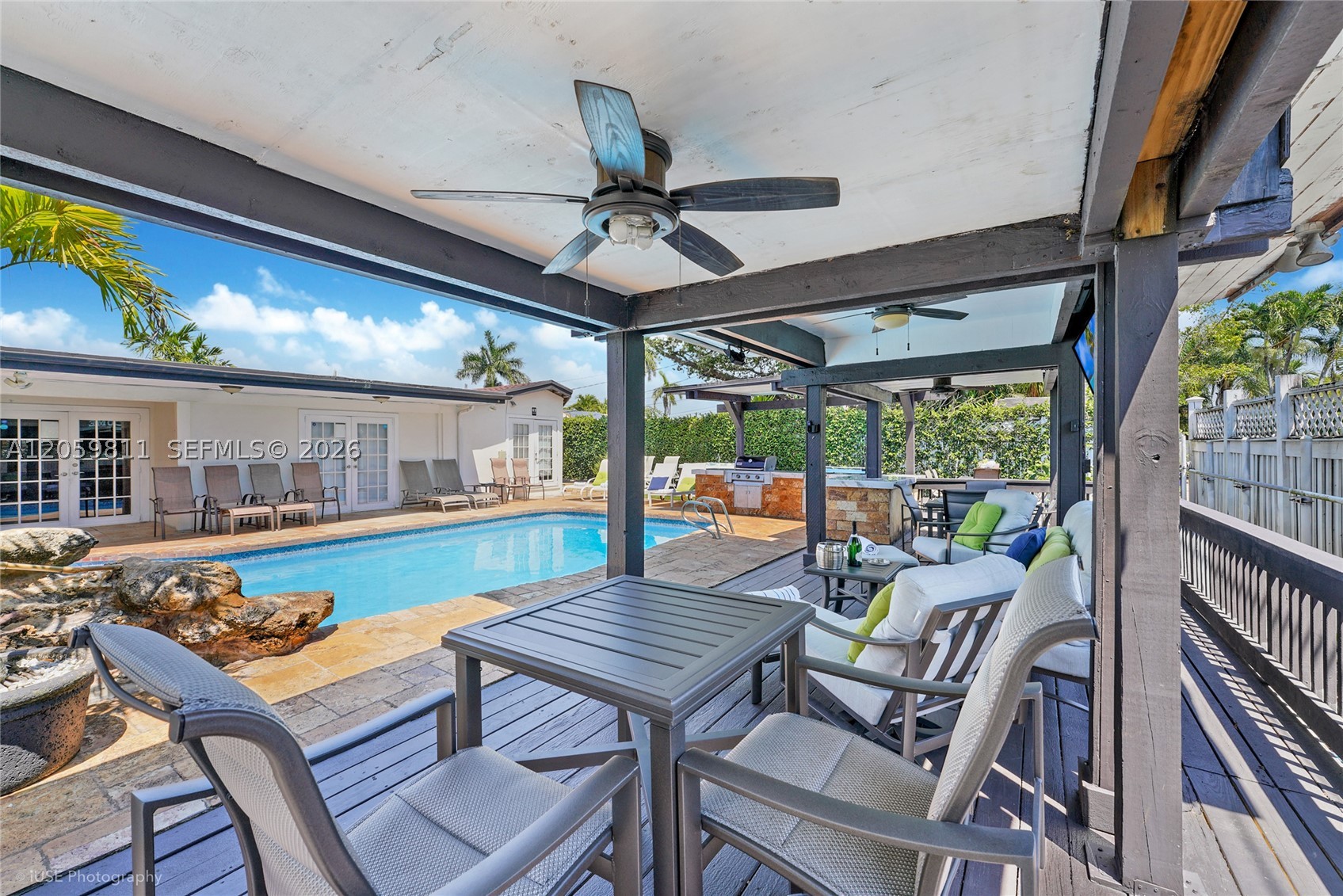 HOLLYWOOD HILLS - Residential