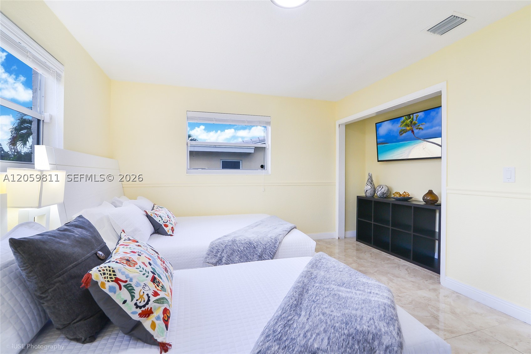 HOLLYWOOD HILLS - Residential