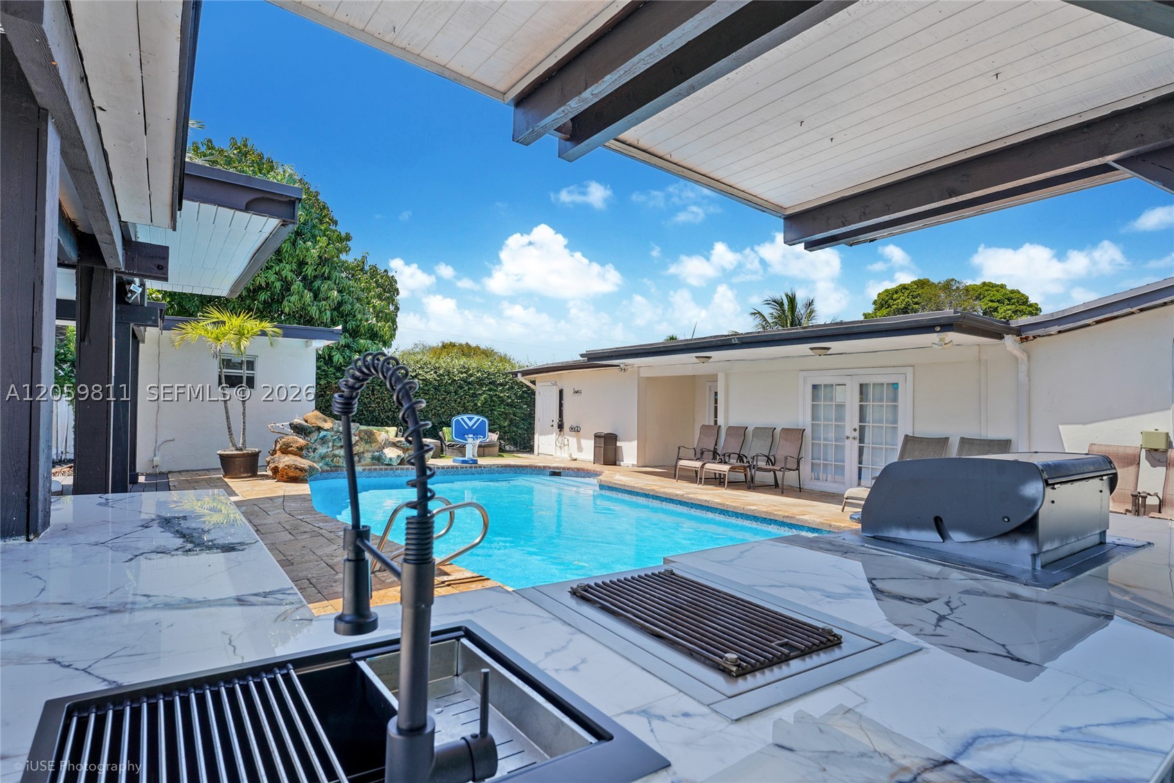 HOLLYWOOD HILLS - Residential