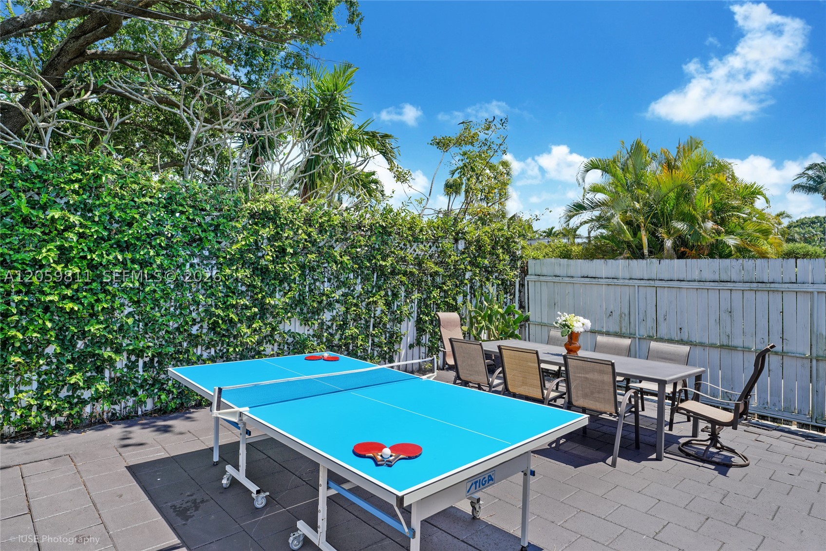 HOLLYWOOD HILLS - Residential