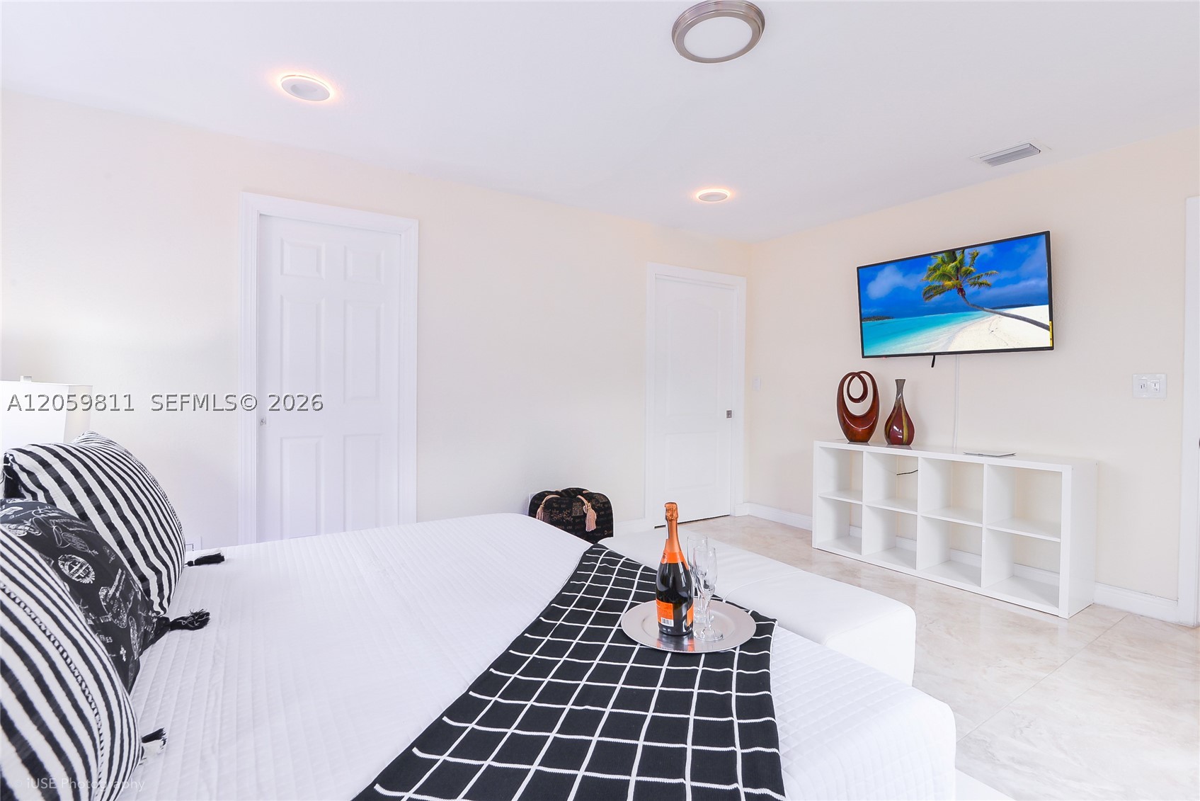 HOLLYWOOD HILLS - Residential
