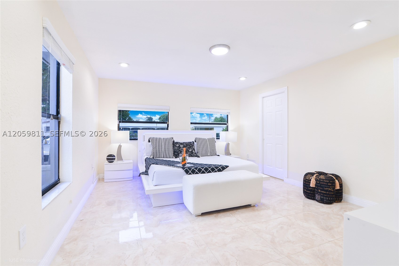 HOLLYWOOD HILLS - Residential