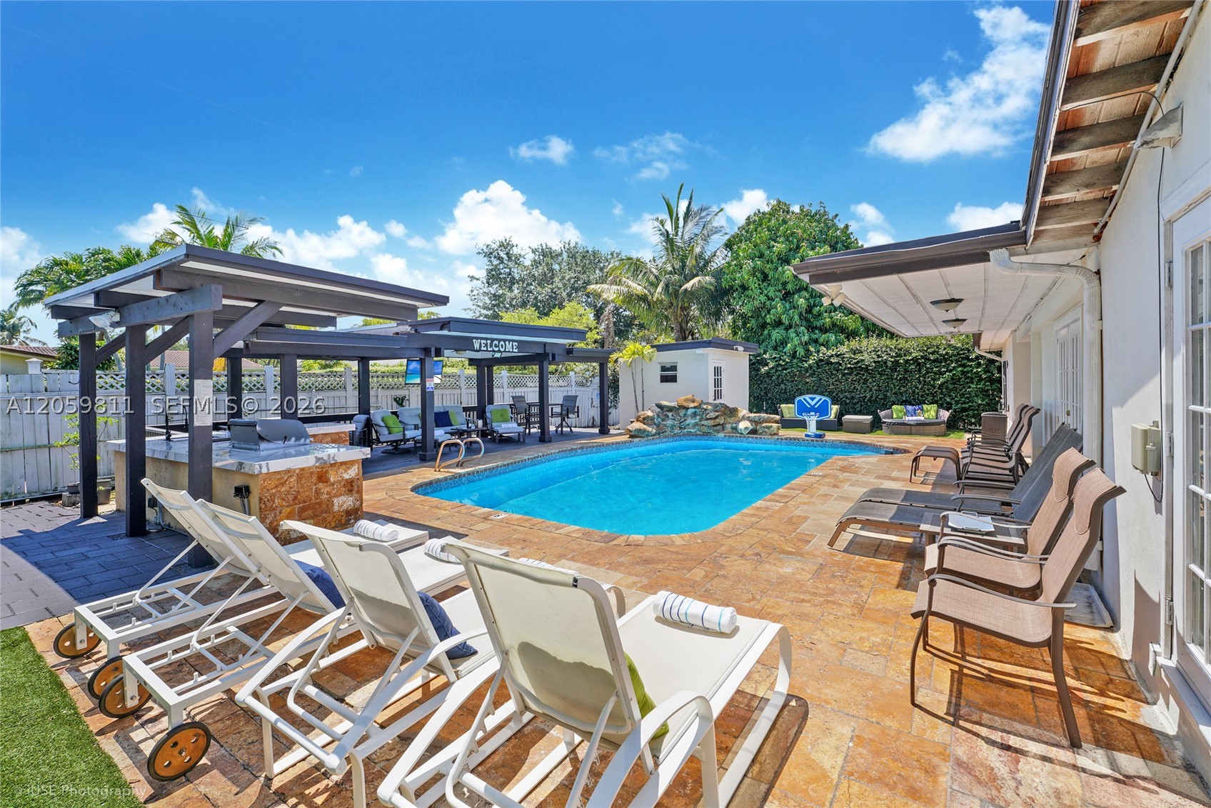 HOLLYWOOD HILLS - Residential