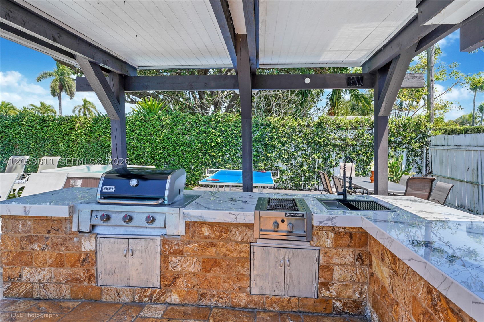 HOLLYWOOD HILLS - Residential