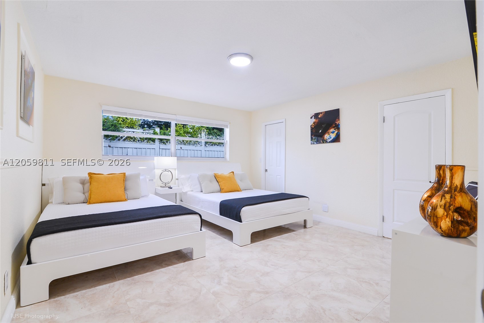 HOLLYWOOD HILLS - Residential