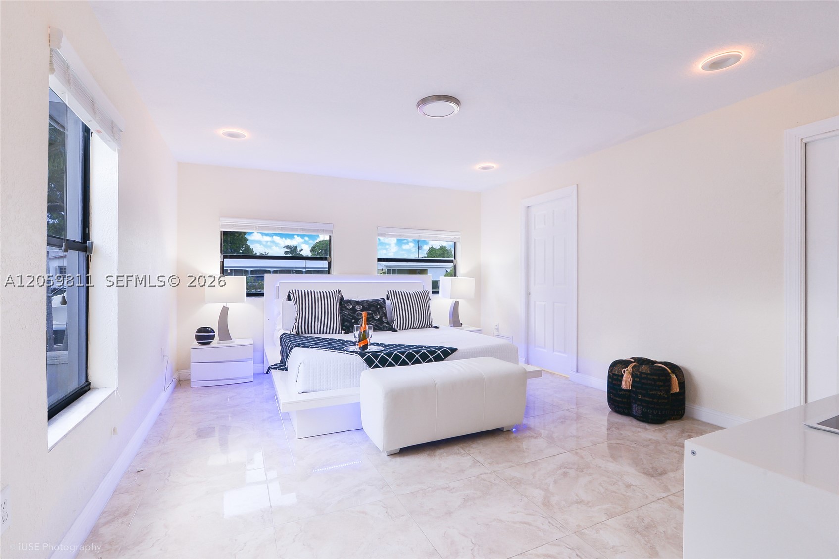 HOLLYWOOD HILLS - Residential