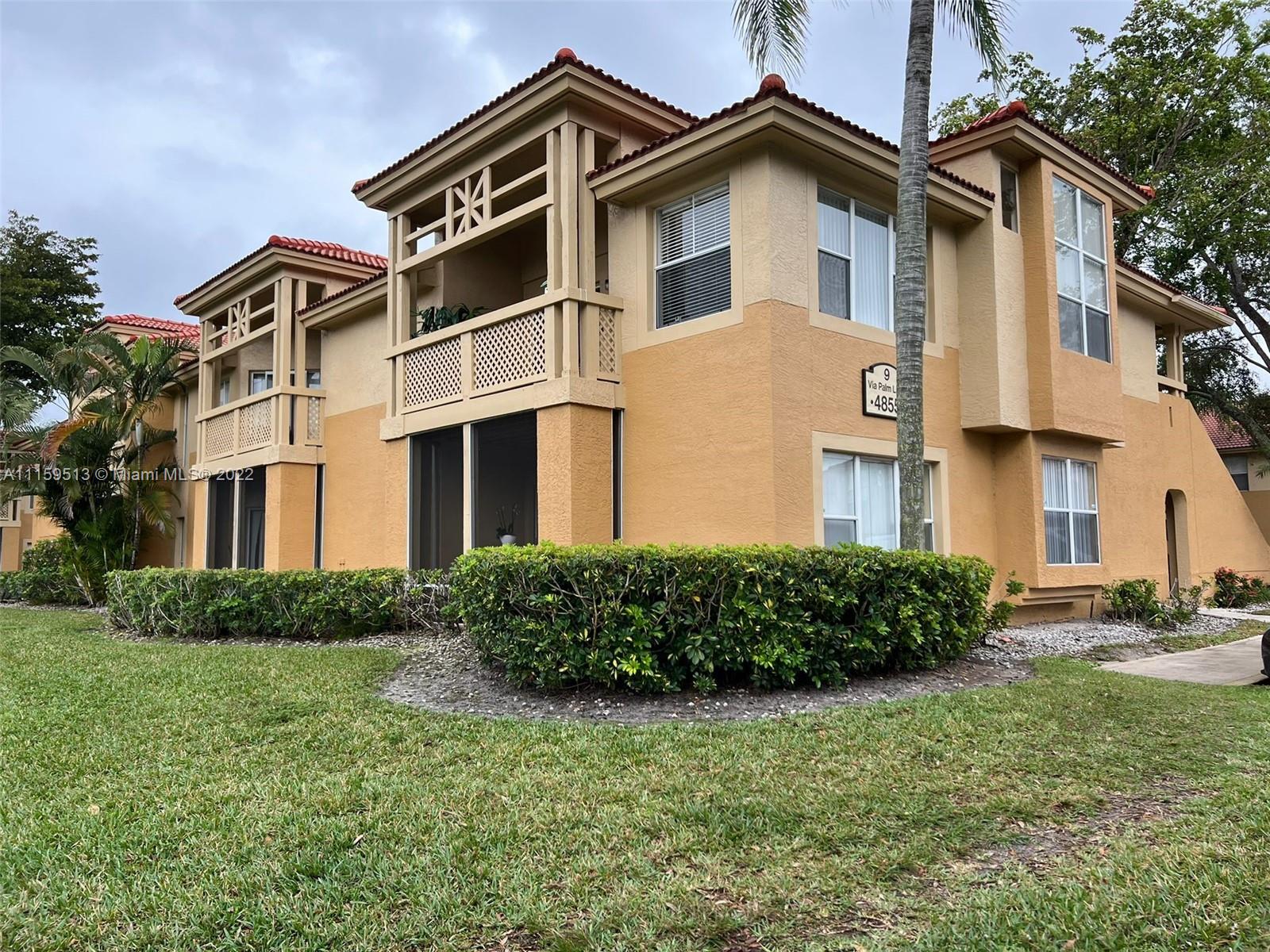 Spacious 1 bed 1 bath. All tile. Open kitchen. Washer/dryer in unit. Vacant and ready for move in. Assigned parking space, gated community, pool, tennis and clubhouse.
Unit is on the second floor.