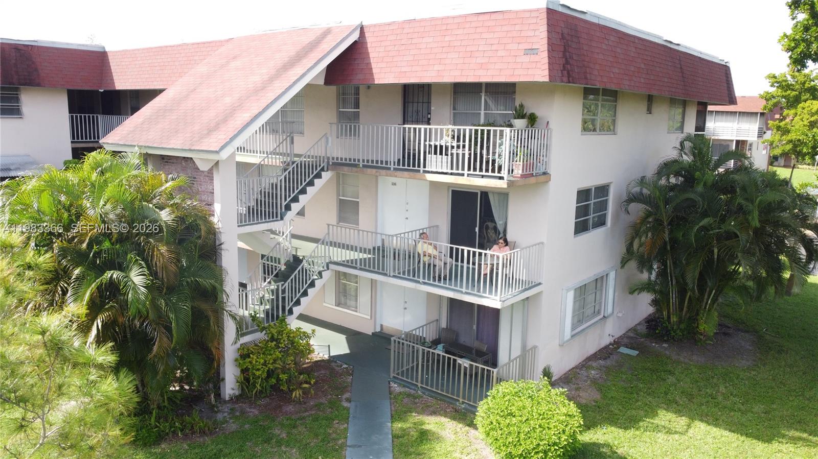 LAUDERDALE OAKS CONDO I - Residential