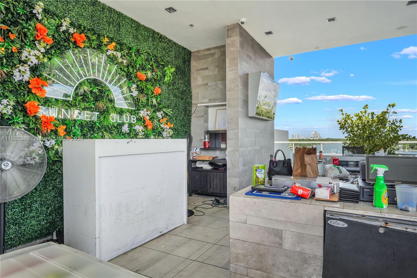 COSTA HOLLYWOOD CONDO - Residential