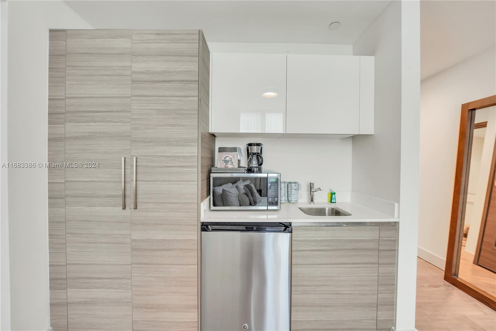 COSTA HOLLYWOOD CONDO - Residential