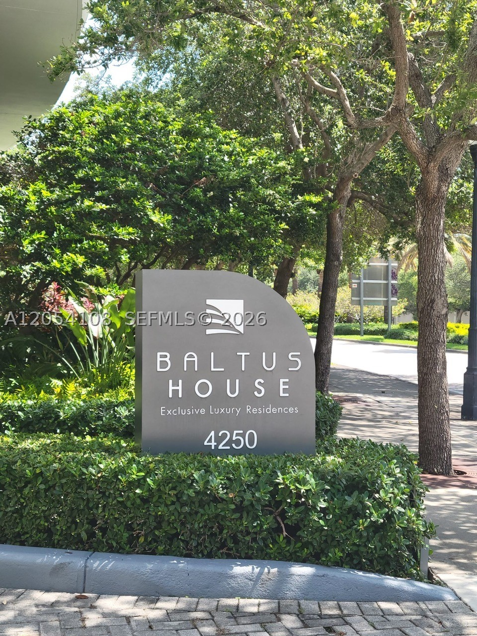 Beautiful unit in one of the most sought-after in Miami! condo boats lots of sunlight, stainless steel appliances, washer & dryer, ample balcony, assigned parking and more. Baltus House,offers gorgeous amenities like: pool, jacuzzi, gym, conference room, BBQ area, 24x7 front desk service, valet parking and more.