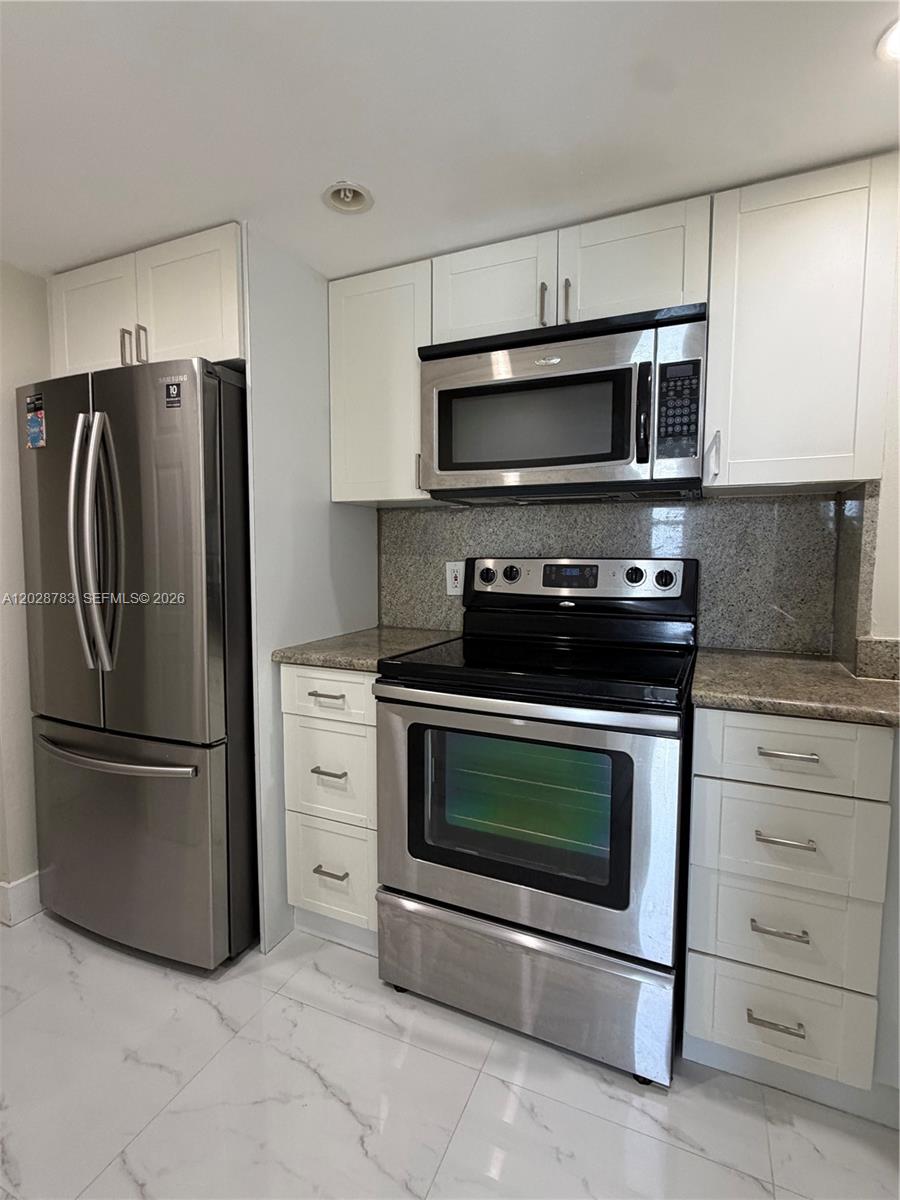 Beautiful and spacious 2BR/2BA split-floor plan unit featuring a private balcony with stunning views of Biscayne Bay and the Brickell skyline. This bright and well-maintained unit offers ceramic flooring throughout, an in-unit washer and dryer, Italian-style kitchen cabinetry, granite countertops, and stainless steel appliances. Enjoy resort-style amenities, including valet parking, a waterfront pool and sun deck, fitness center with bay views, tennis court, BBQ area, business center, 24-hour security, and on-site management. Ideally located within walking distance to Brickell City Centre, restaurants, shops, and banks, and more. Just minutes from Downtown Miami, Wynwood, Kaseya Center, South Beach, Miami Design District, Key Biscayne, Coconut Grove, Miami International Airport, and more. Water included.