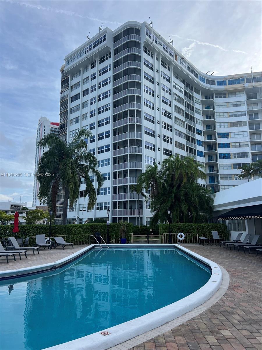 LAKE POINT TOWER CONDOMIN - Residential
