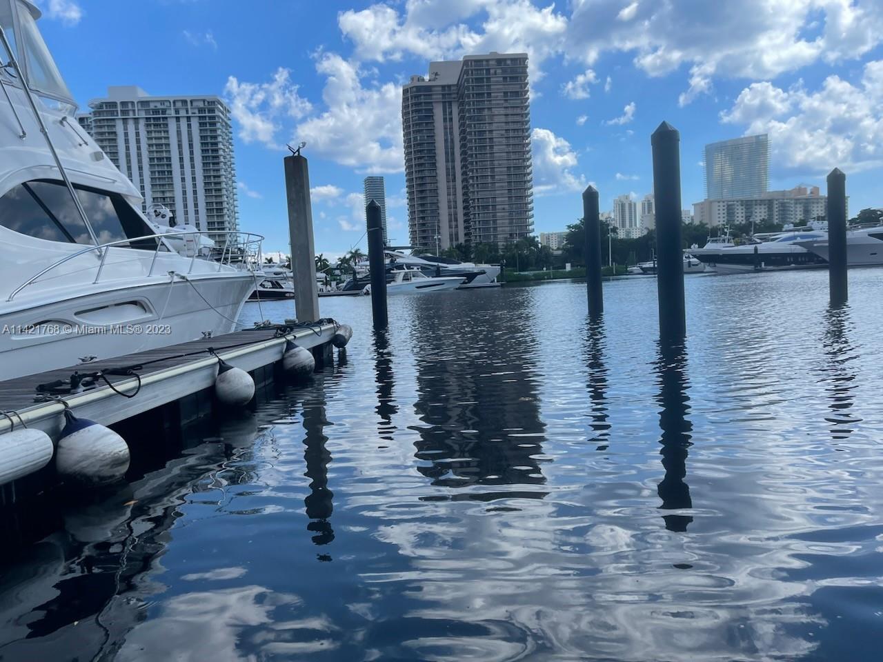 YACHT CLUB AT AVENTURA - Land