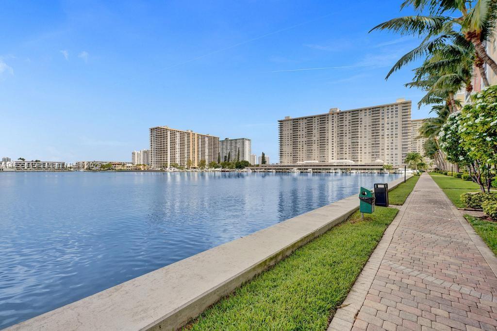 PORTO BELLAGIO CONDO - Residential