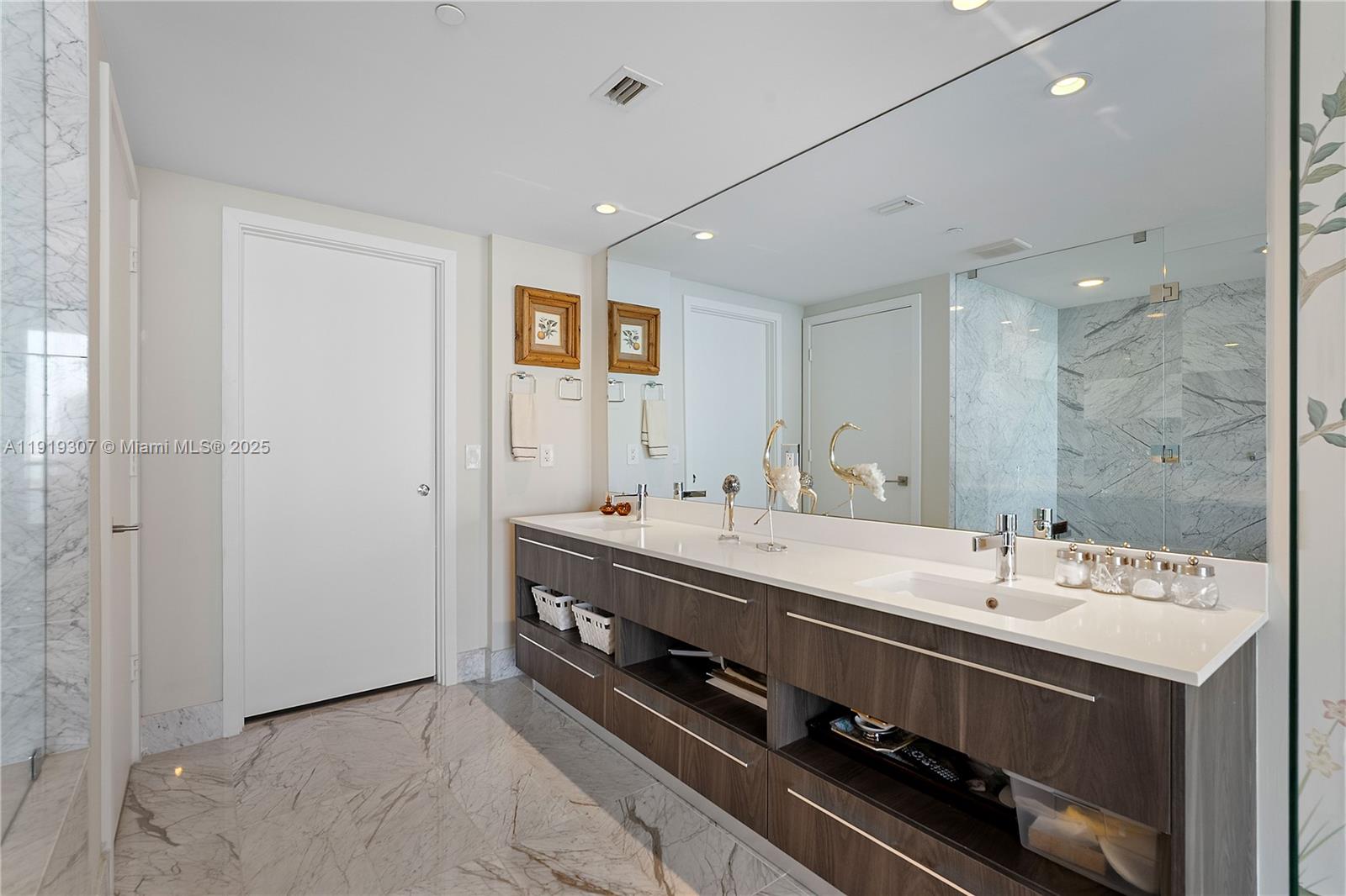 ONE PARAISO CONDO - Residential