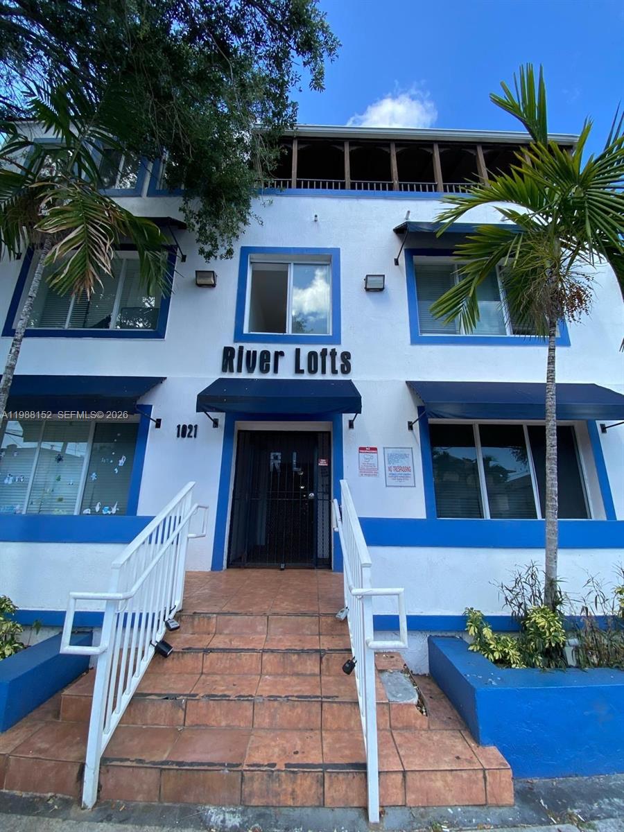 Great Cashflow, Rented for $1,450/monthly, after expenses it is cash flowing $1,000+. 2 Bedroom, 1 Bathroom residence located in the West Brickell/Little Havana area. Excellent location near the Health District, Brickell, Downtown Miami, and the Miami River, with easy access to major highways. The property sits on a quiet street. On-street parking offers good availability, and washer conveniently located in the unit. Buy your investment property now!! POSSIBLE TO BUY A 3 PACKAGE OF APARTMENTS IN THE SAME BUILDING!!