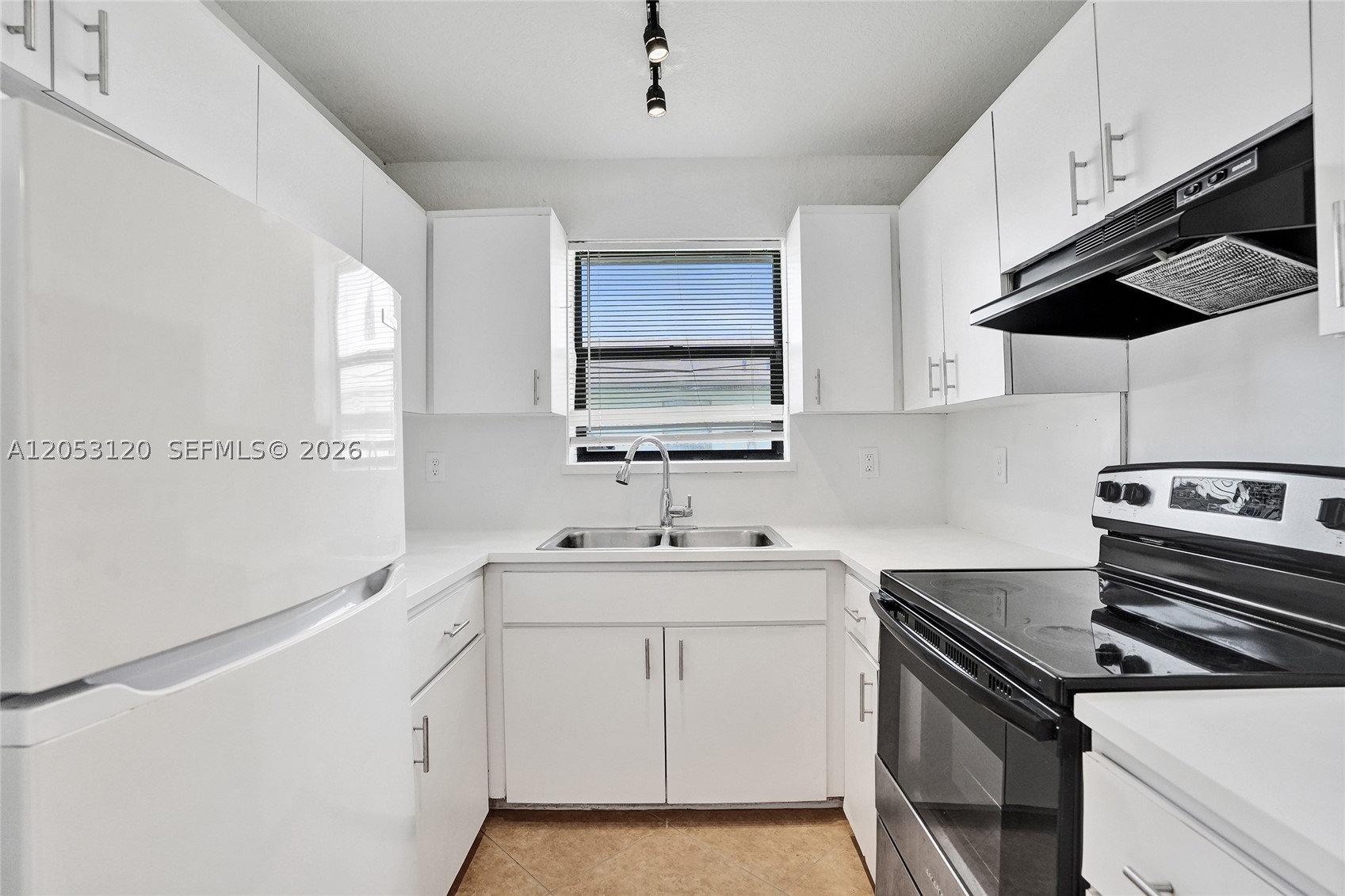 HOLLYWOOD PARK - Residential Lease