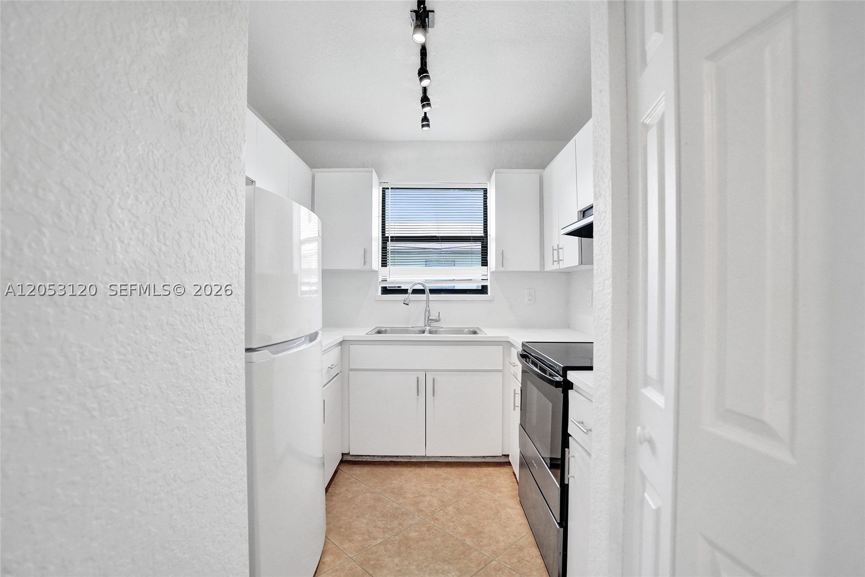 HOLLYWOOD PARK - Residential Lease