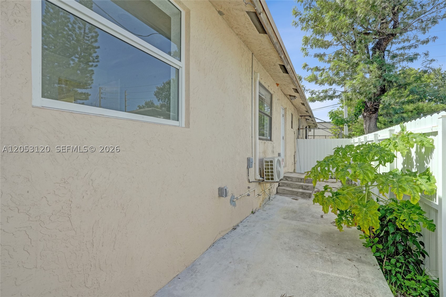 HOLLYWOOD PARK - Residential Lease