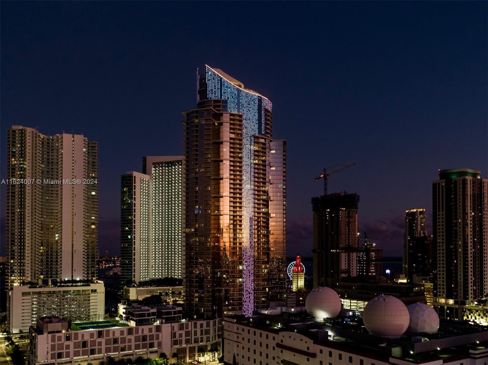 PARAMOUNT MIAMI WORLDCENT - Residential Lease