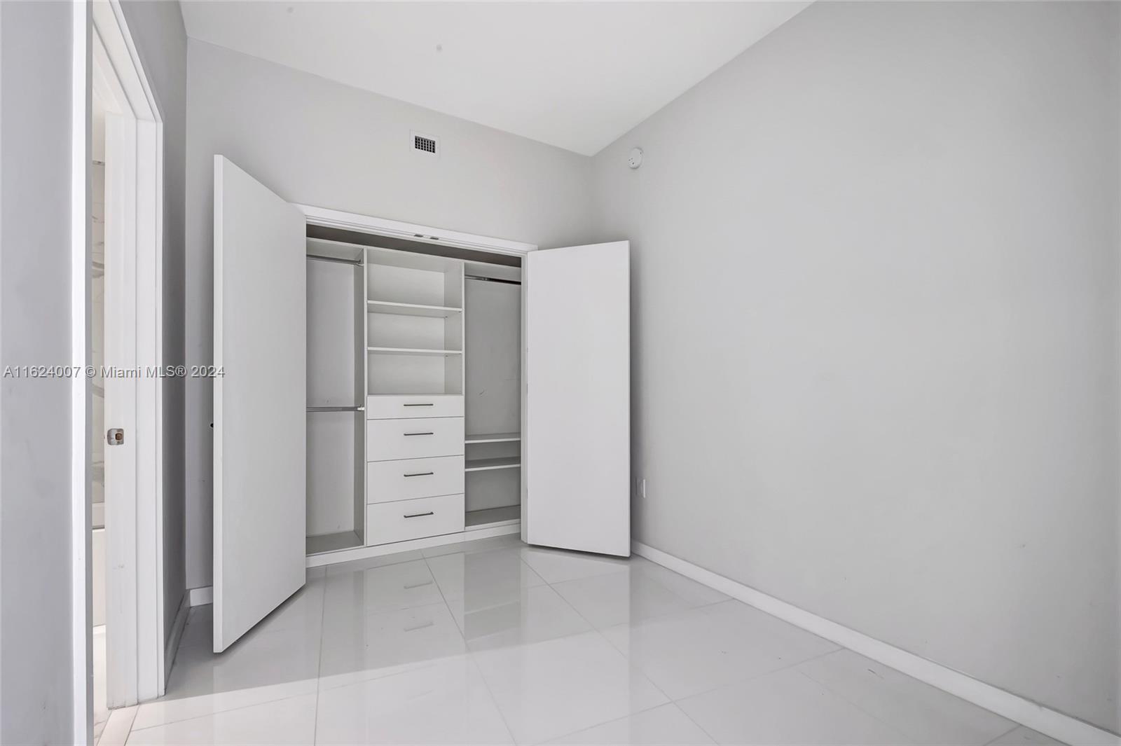 PARAMOUNT MIAMI WORLDCENT - Residential Lease