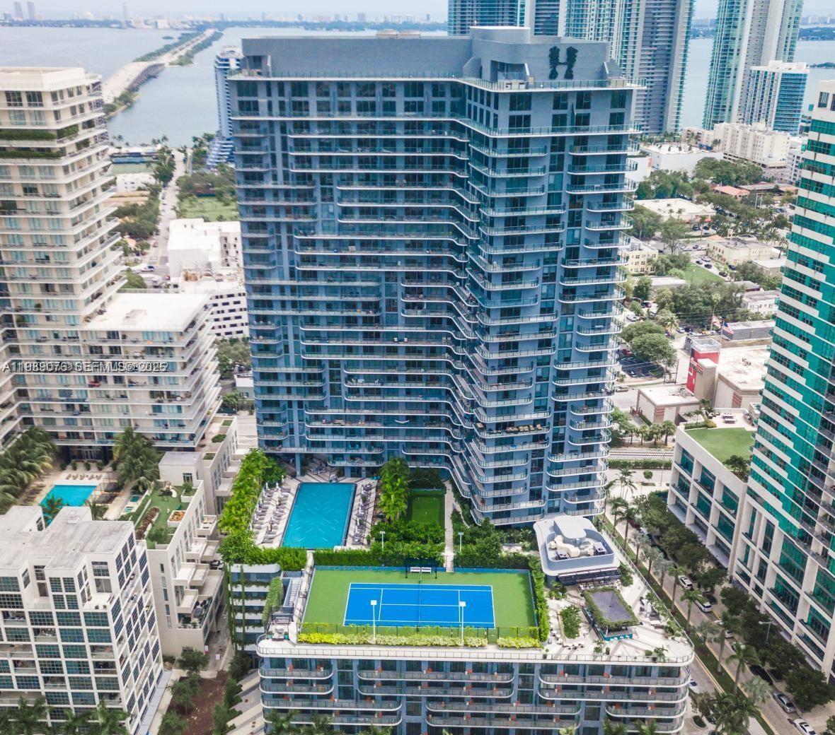 Great 1 bed/1,5 bath with nice city view. Within walking distance to shopping, restaurants, and minutes from I-95 and other mayor arteries. Hyde has resort like amenities that include restorant, pool, gym, kids room, business center, etc. Dont miss it!  TEXT LISTING AGENT for showing instructions.