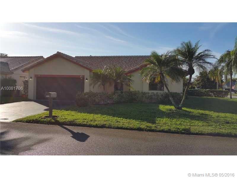 Hawke's bluff / Ivanhoe single family home in Davie , 3 bedroom 2 baths, screened in patio with Pool on a corner lot. Large walk in closet. Great room,, dining , living . High volume ceiling.