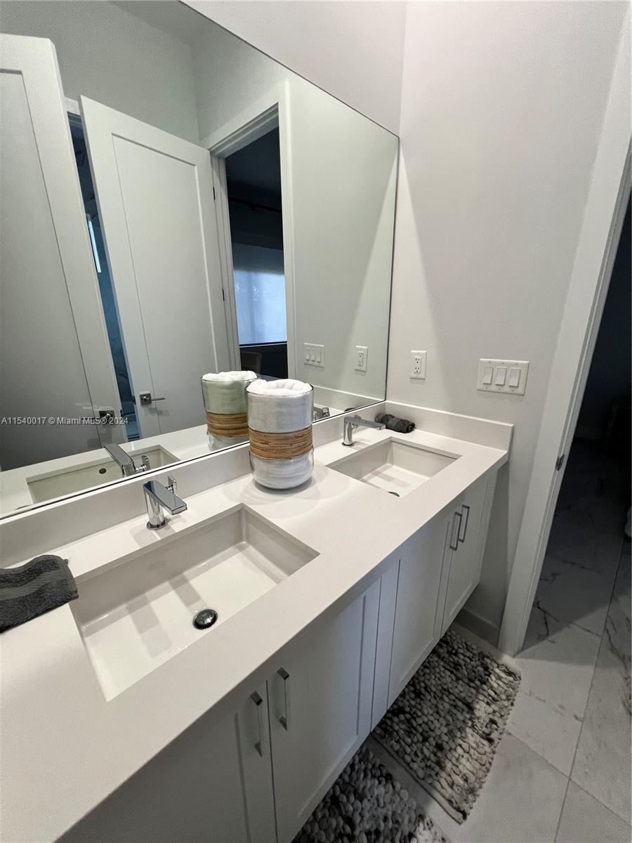 CANARIAS EAST - Residential Lease