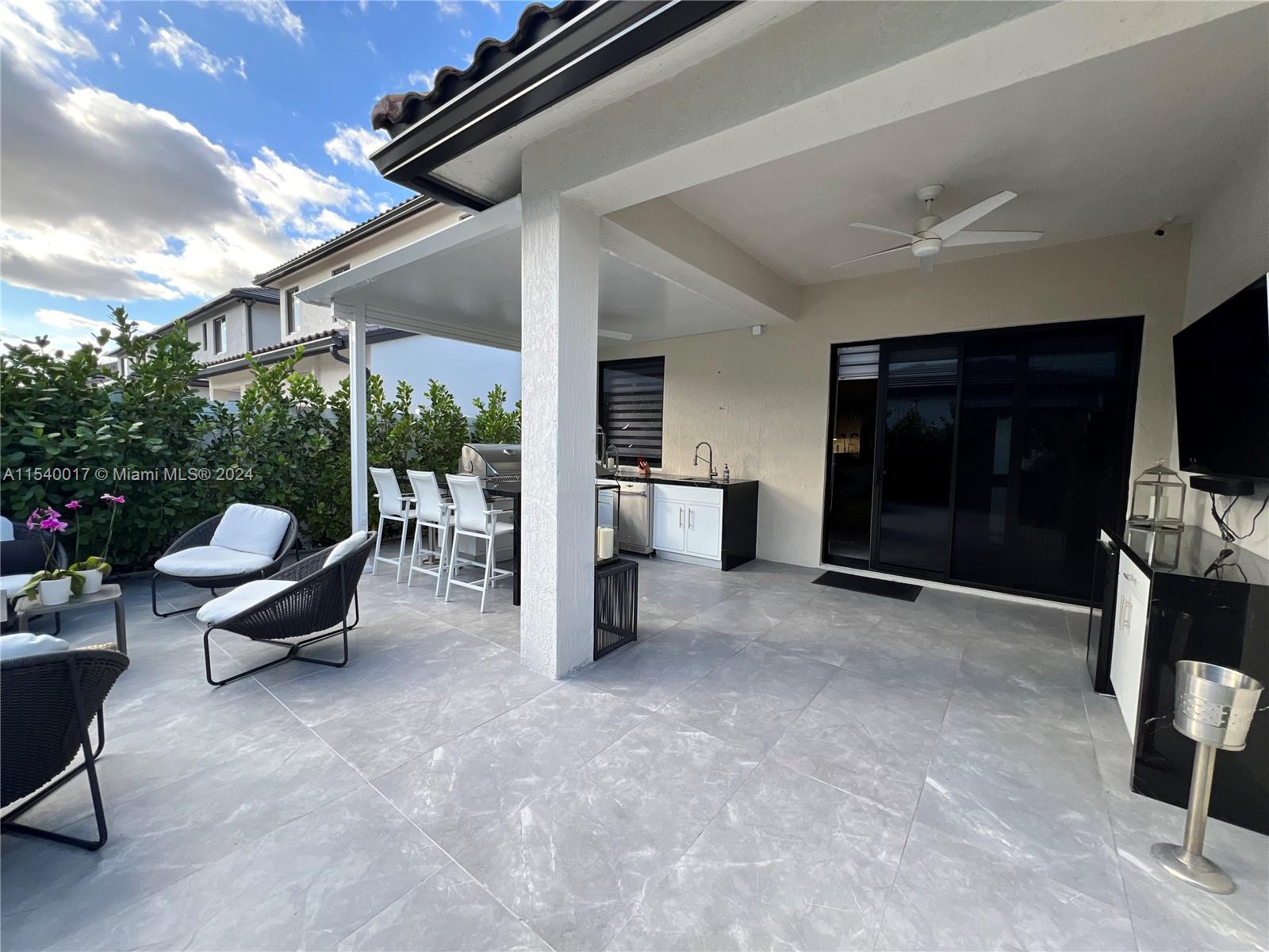 CANARIAS EAST - Residential Lease