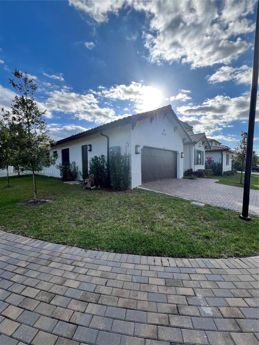 CANARIAS EAST - Residential Lease