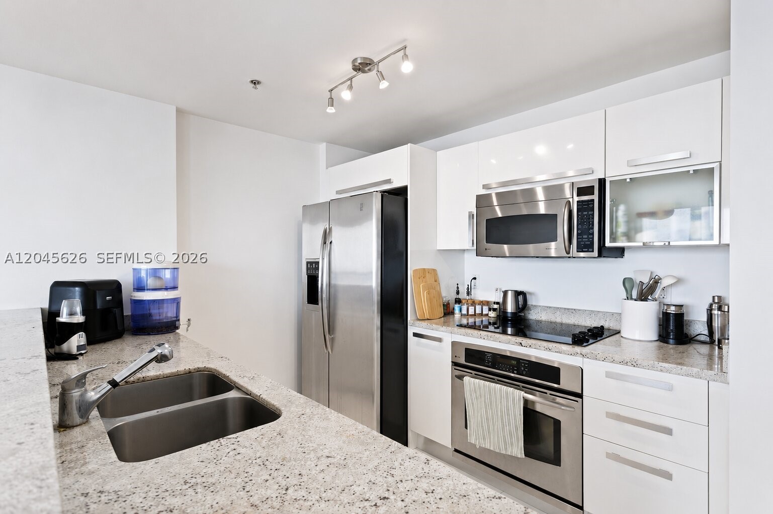 BLUE CONDO - Residential Lease