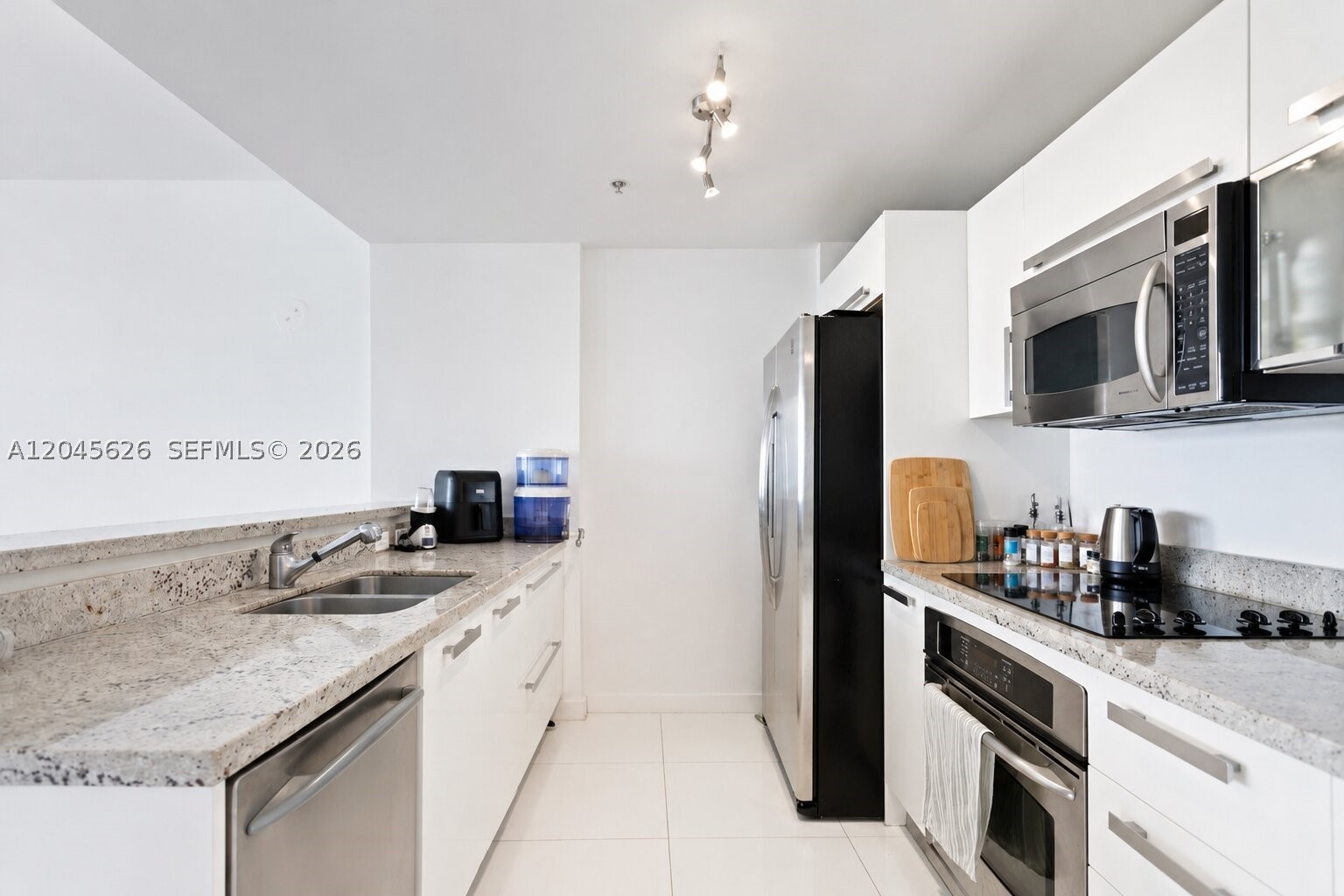 BLUE CONDO - Residential Lease
