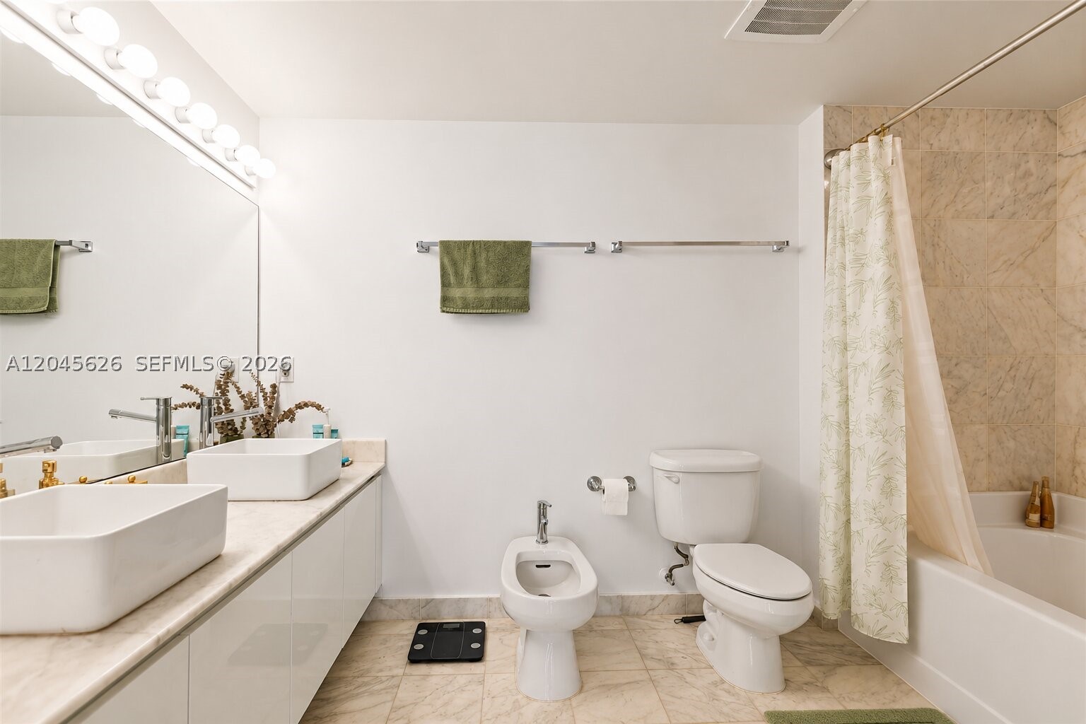 BLUE CONDO - Residential Lease