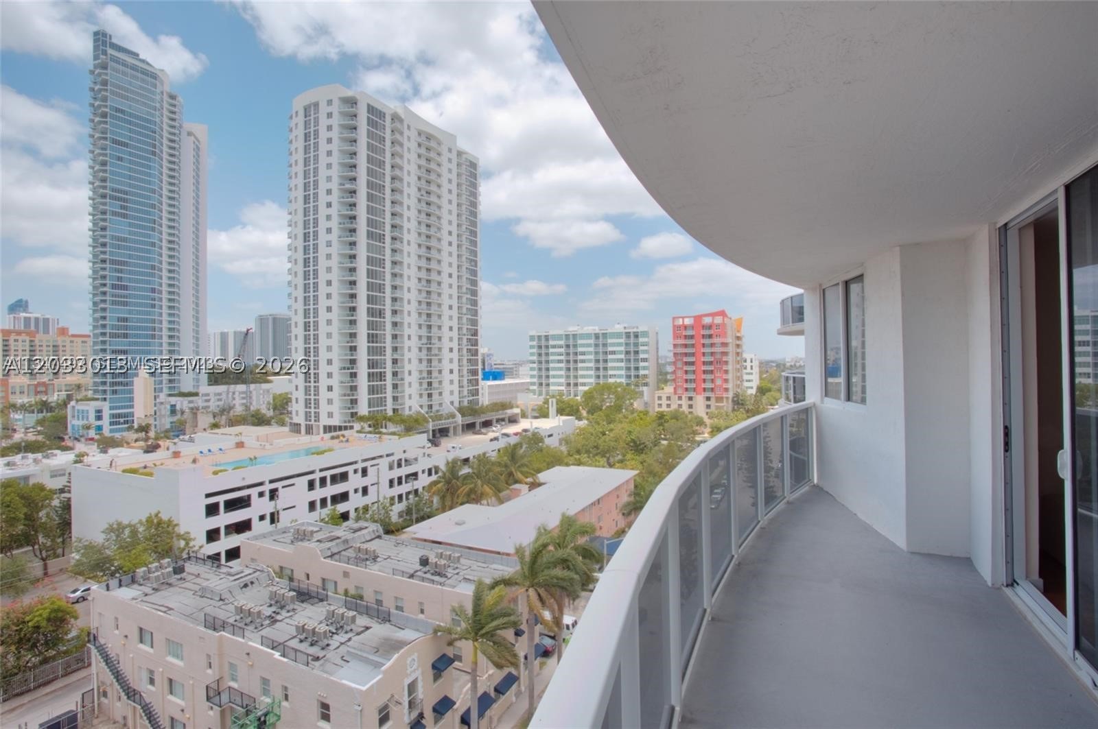 Spectacular 2 bedroom and 2 bathrooms. Amazing Miami Beach skylines and bay views. Modern kitchen, stainless steel appliances, new wood floors, and granite countertops. The building offers a gym, pool, and a social room.