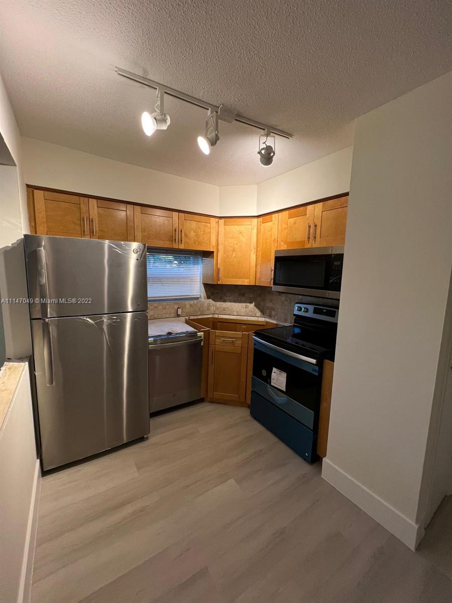 EASY SHOWING! kitchen with granite countertops, stainless steel appliances, high-impact windows,  & an updated bathroom with a great NE location. This apartment has 1 bedroom and 1bathroom. Located near to restaurants and supermarkets, only 9min away from the beach. MAKE THIS YOUR NEW HOME!